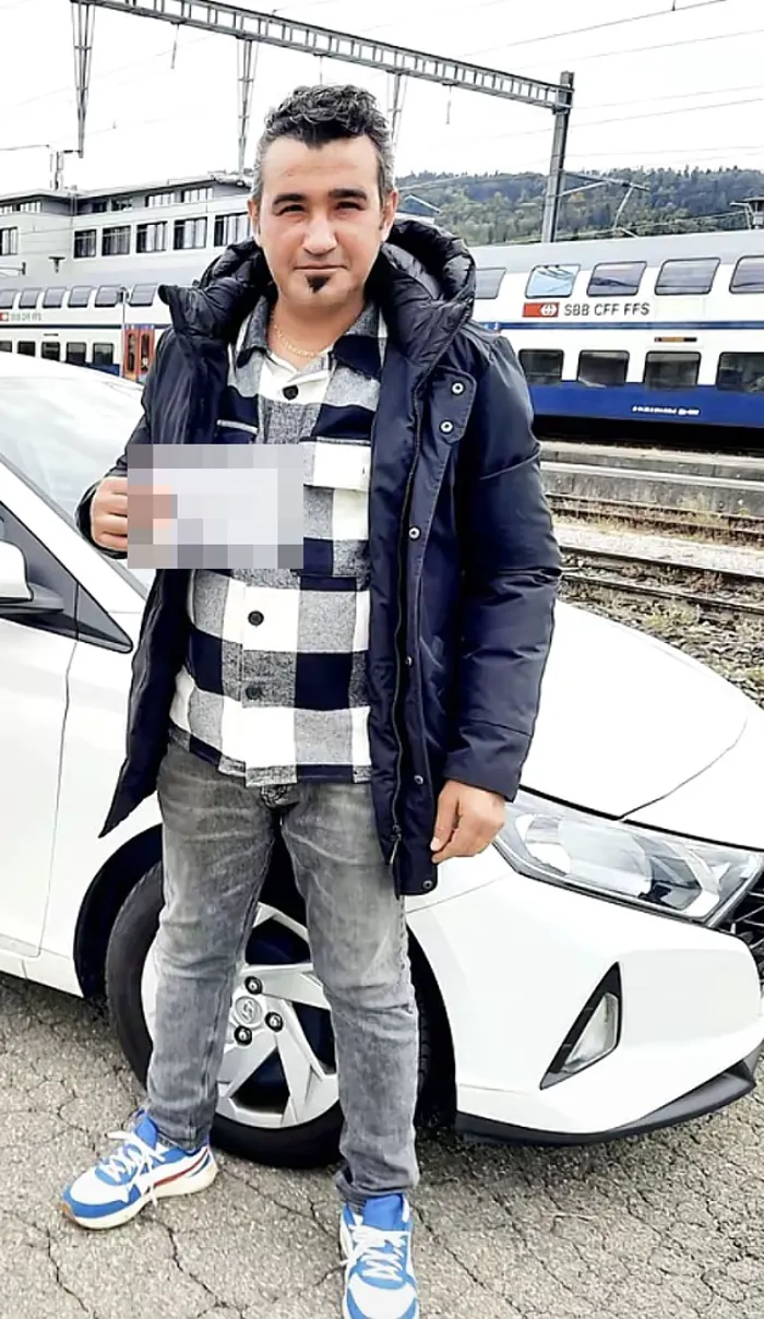 Fahrschüler zeigt seinen Ausweis vor dem Schulungsauto am Bahnhof